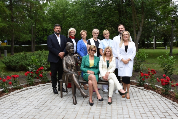 Uroczyste odsłonięcie ławeczki upamiętniającej Panią Profesor Ariadnę Gierek – Łapińską