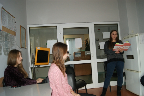 Studenci medycyny czytali pacjentom.