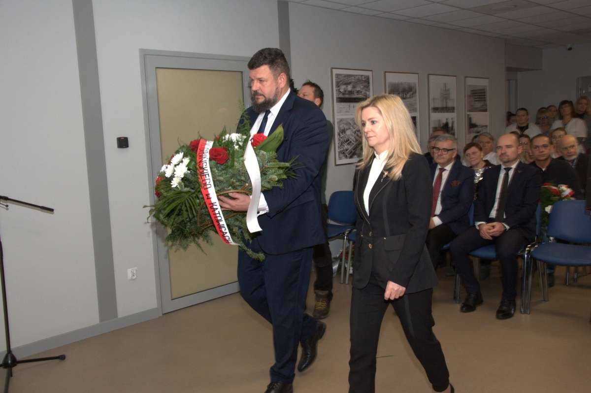 Złożenie kwiat&oacute;w pod tablicą