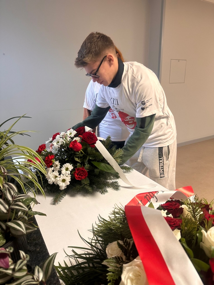 Młodzież składa kwiaty