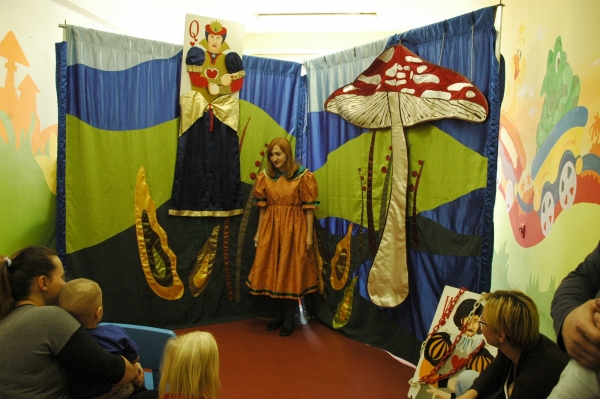 "Zaczarowany świat Alicji" - kolejna sztuka krakowskiej grupy teatralnej oczarowała najmłodszych pacjentów naszego Szpitala.