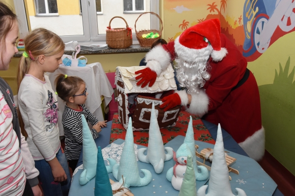 Mikołajkowe odwiedziny na Oddziale Okulistyki Dziecięcej