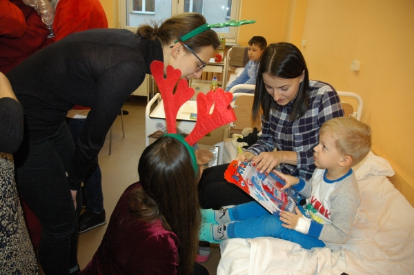 "Miś pod szpitalną choinkę" zawitał na Ceglaną