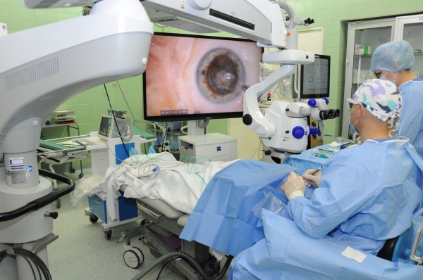 Nasi okuliści przez tydzień testowali hybrydowy mikroskop operacyjny!