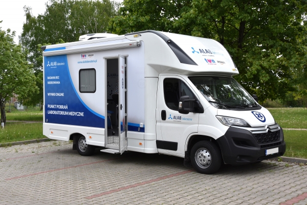 200 testów dla pracowników na obecność SARS - CoV-2  trafiło do Uniwersyteckiego Centrum Klinicznego im. prof. K. Gibińskiego SUM