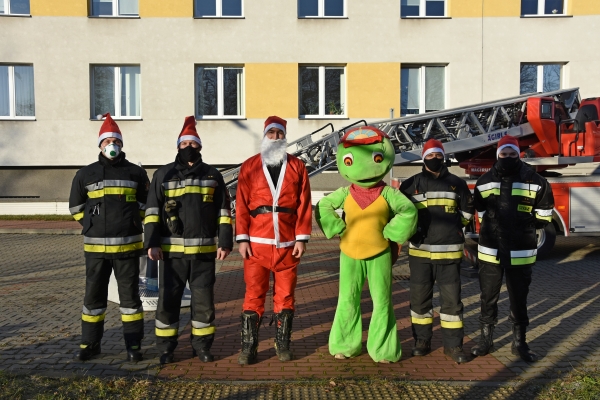 Strażak - Mikołaj, Żółw Franklin i Super Robot odwiedzili małych Pacjentów z Oddziału Okulistyki Dziecięcej